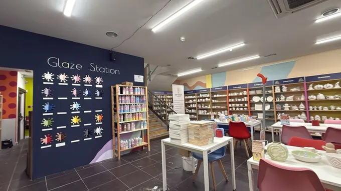The glaze and paint station in the Pictura studio
